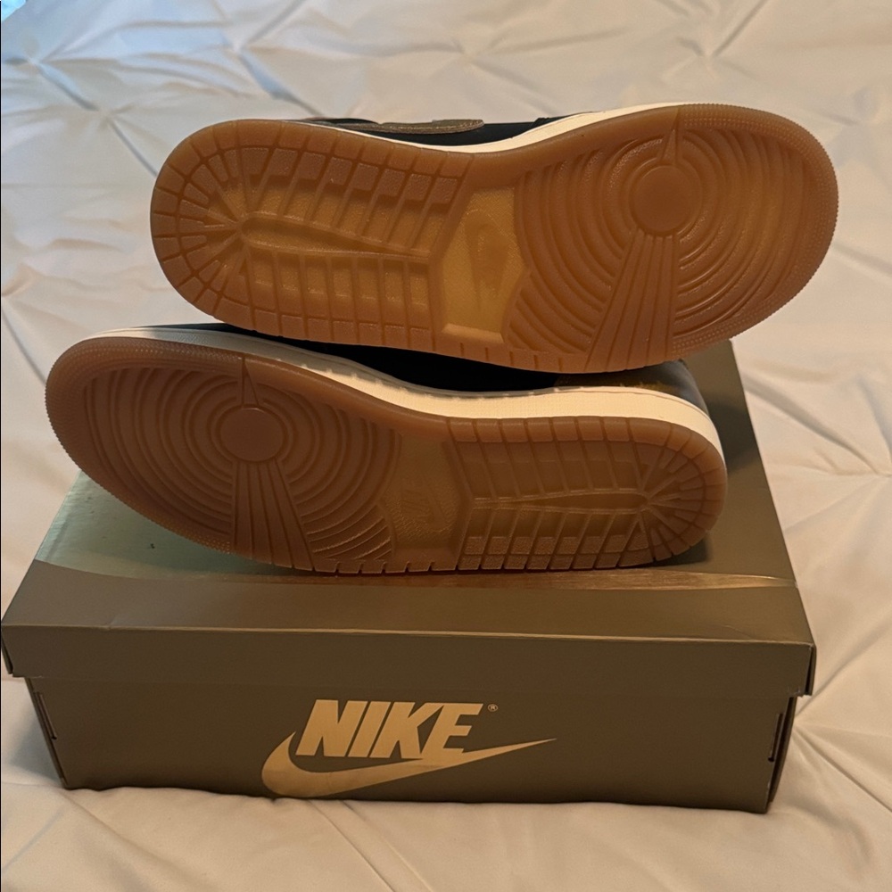 Jordan 1 Retro High OG - Picture 12 of 14
